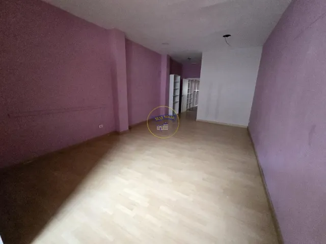 Amplio local comercial en zona de paso — 22
