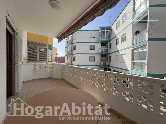 APARTAMENTO CON DOS BALCONES Y GARAJE CERCA DE LA PLAYA — 28