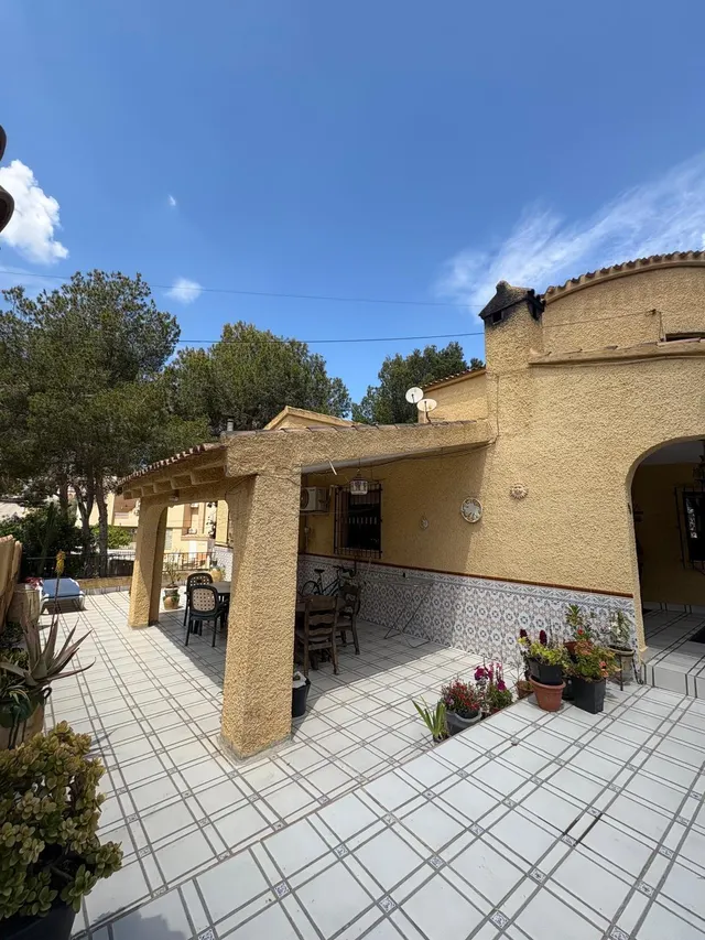 CHALET EN ORIHUELA COSTA CON GRAN PARCELA Y PISCINA PRIVADA — 4