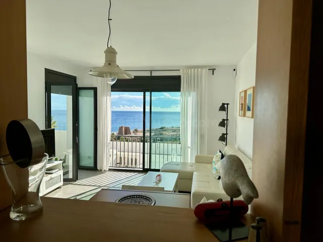 Atico dos dormitorios, terraza vistas al mar y parking en Mo - foto 5