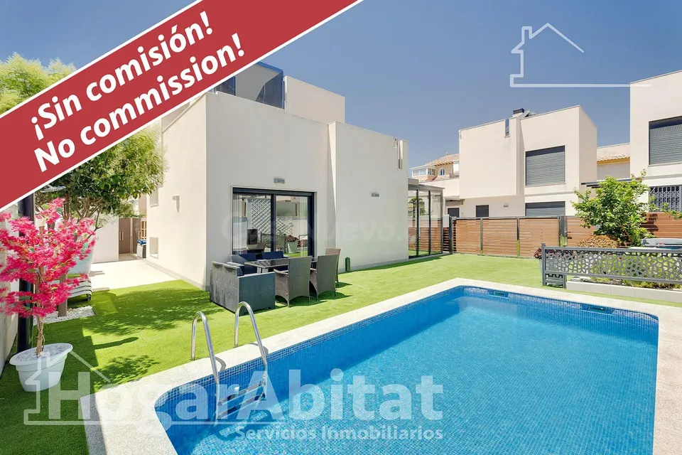 ¡EXTRAORDINARIO CHALET! AMPLIO Y SEMINUEVO CON PISCINA PRIVADA Y TRES TERRAZAS