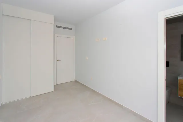 Apartamento moderno con vista lateral al mar, 2 dormitorios, 2 baños, piscina en el solárium con Vistas al Mar,  a unos 2 minutos a pie de la Playa del Cura — 12