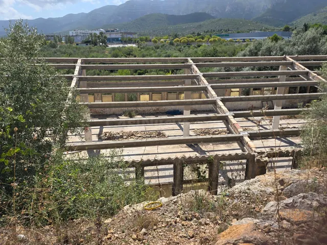 PARCELA DE 2.000 m2 CON EDIFICACIÓN DE 900 m2 — 4