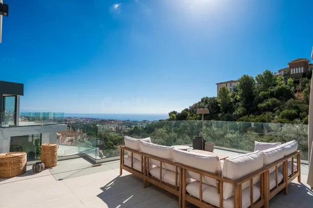 Espectacular villa de nueva construcción con vistas panorámicas al mar en Benalmádena — 2