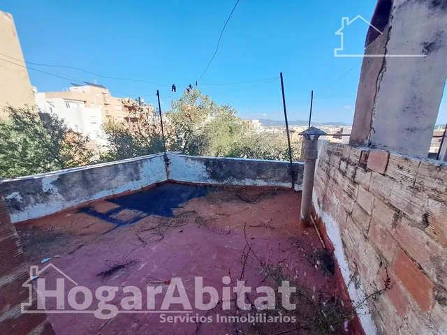 AMPLIA CASA CON 2 TERRAZAS PARA REFORMAR EN EL CENTRO — 9