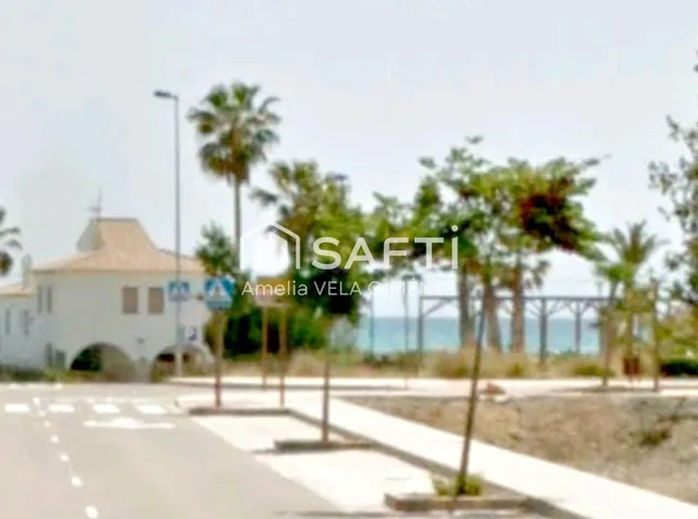 Solar urbano esquinero en segunda línea de playa - foto 4