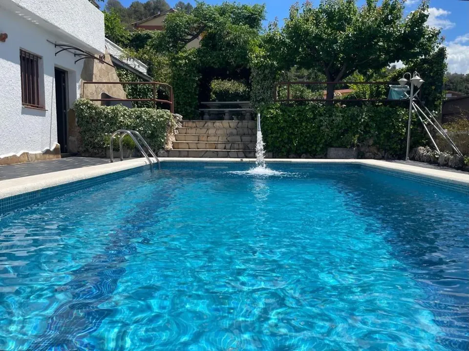 Preciosa casa en venta con piscina en Can Villalba