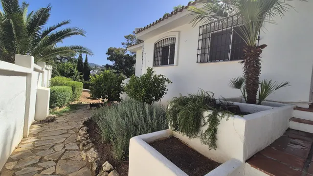 Alquiler larga temporada - Villa Privada con Piscina y Amplio Jardín en Cerrado de Elviria, Marbella — 10