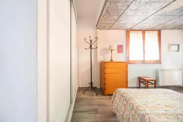 Ponemos a la venta este precioso y peculiar chalet con piscina privada. — 35