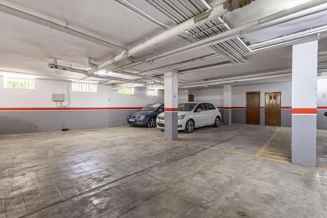Traumatología (zona). Piso 4 dormitorios, 2 baños. Calefacción central. Plaza de aparcamiento y trastero. — 27