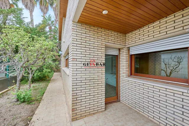 ESPETACULAR CASA EN ZONA EXCLUSIVA Y TRANQUILA CON JARDÍN — 16