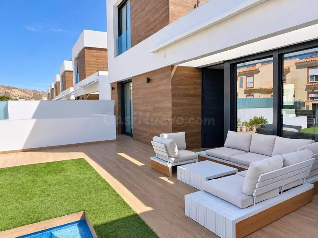 Exclusiva vivienda adosada de diseño a solo 800 metros del m