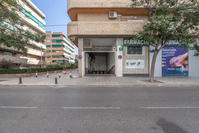 Plaza de garaje cerrado con estanterías en parque Genil cerca de Hospital La Inmaculada — 3