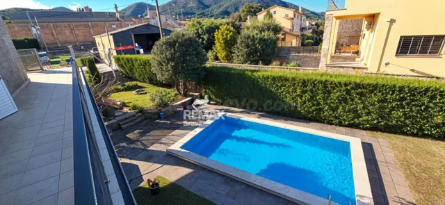 Celrà | Vivienda de grandes dimensiones con jardín, piscina  - foto 2