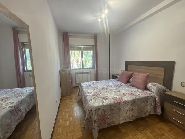 Poligono Residencial. Piso AMUEBLADO con 3 dormitorios y 2 baños . Piscina comunitaria. Garaje. — 3