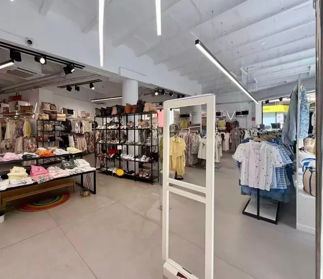 Traspaso de tienda de ropa en funcionamiento en zona L'Olive - foto 3
