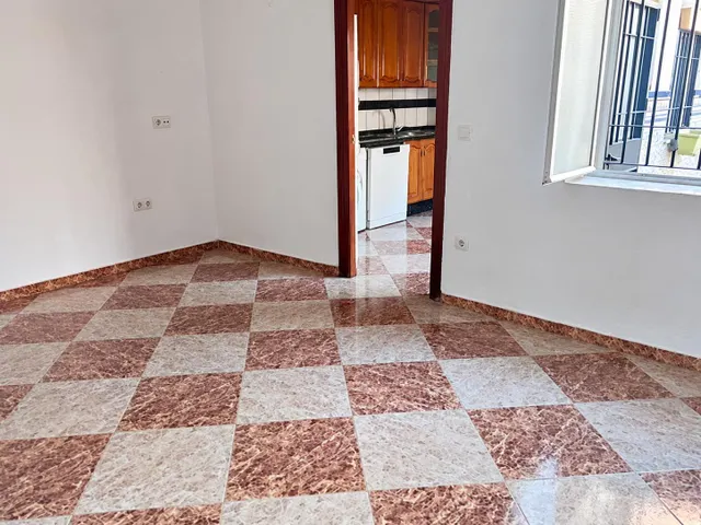 Casa de una planta con 4 Domitorios y patio en la zona de Cañero. — 2