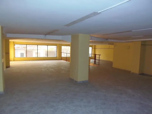 Se alquila local comercial con mucha fachada, muy cerca de El Corte Inglés y Parque Ribalta, frente — 18