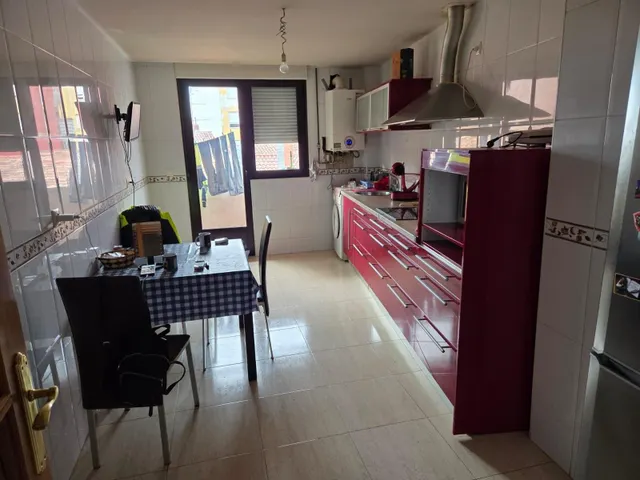 SE VENDE APARTAMENTO EN EL CENTRO DE VALENCIA DE DON JUAN, COCINA, SALÓN, 2 HAB., 2 BAÑOS, ASCENSOR, TRASTERO Y PLAZA DE GARAJE. — 3