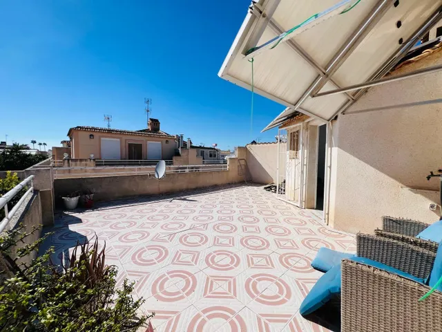 Encantador adosado con terraza y piscina comunitaria — 17