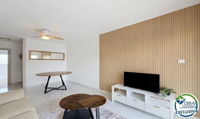 Apartamento 2 dormitorios renovado con terraza en Santa Margarida, Rosas — 13