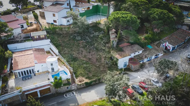 Construye tu hogar junto al mar en Cala Canyelles - foto 4