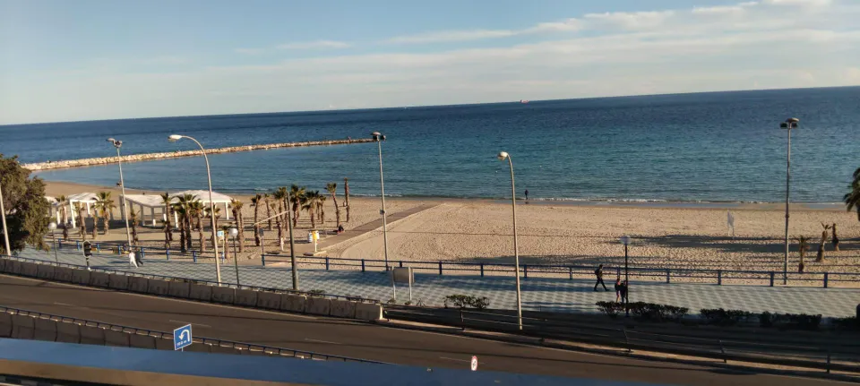 Junto a la Playa del Postiguet: Local Comercial y Vivienda en Primera Línea