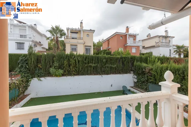 Casa independiente con piscina en La Zubia. — 21