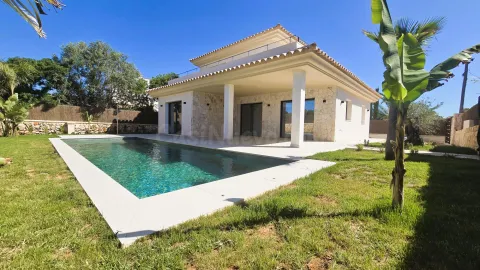 Exclusiva villa de diseño con piscina privada en Cala Llombards.