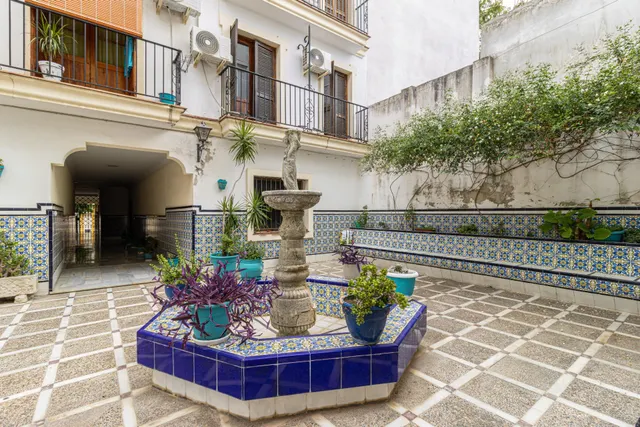 ¡Excelente oportunidad en pleno centro! Espacioso y luminoso piso de 4 dormitorios con garaje subterráneo! — 50
