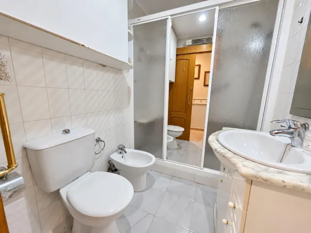 Amplio piso de 3 habitaciones junto a la Glorieta y el puerto de Santa Pola — 28