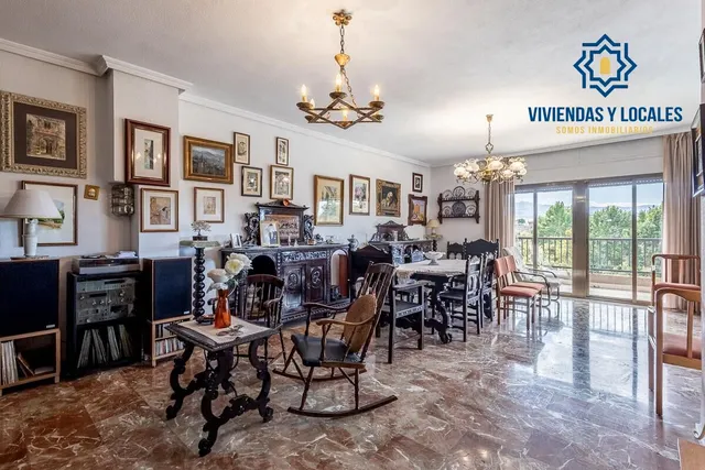 Pisazo en paseo del salón - Granada — 6