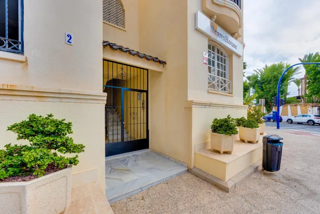 Apartamento de tres dormitorios y dos baños en residencial Duquesa Beach, primera línea de la playa de los locos — 31