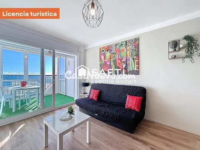 Apartamento reformado frente al mar con licencia turística –