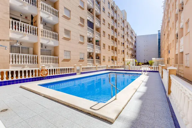 Apartamento de 2 dormitorios con piscina comunitaria en Torrevieja — 27