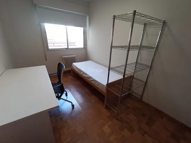 Interesante piso, incluye plaza de garaje, Sector Universidad. — 28