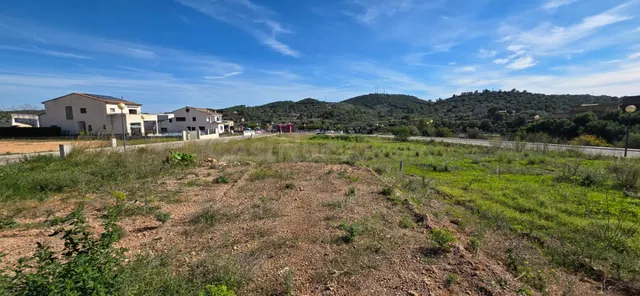 Parcela urbanizable de 420 m2 cerca del pueblo y a 6 km de l