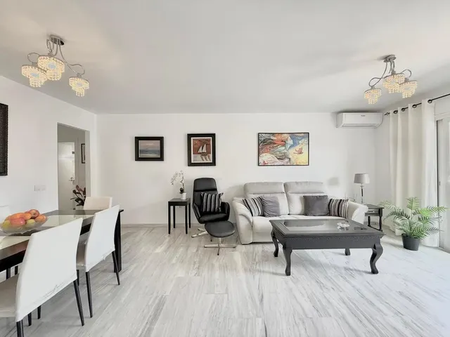 Apartamento de 2 dormitorios con terraza, piscina y garaje privado en las rampas, Fuengirola — 11