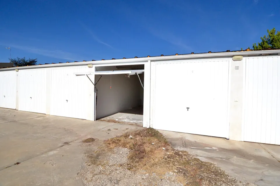 Urbis te ofrece una plaza de garaje cerrada en venta, zona Zarapicos, Pueblo, Salamanca.