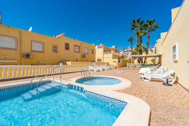 Encantadora vivienda reformada con terrazas, patio privado y piscina comunitaria — 33