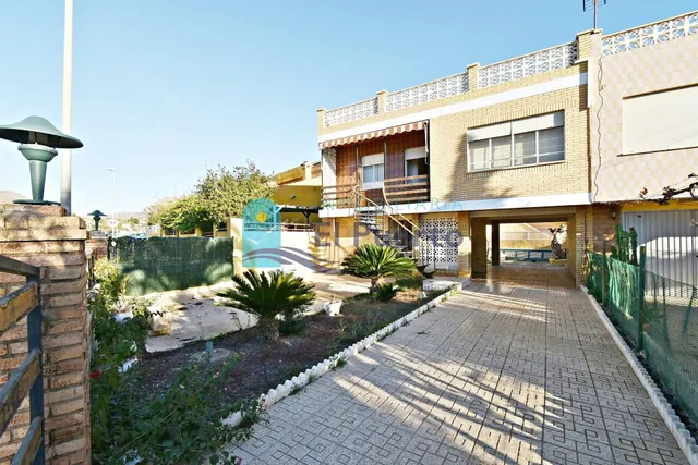VIVIENDA DE 2 PLANTAS Y AMPLIA PARCELA EN ISLA PLANA - REF 1