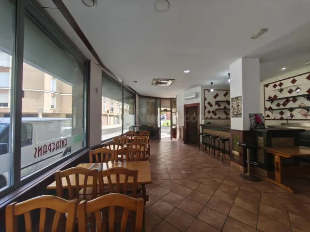 ¡Oportunidad única en Les Clotes! Local esquinero con gran v - foto 2