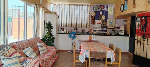 SE VENDE CHALET EN MUY BUENA ZONA PEGADO AL PUEBO Y A 20 MINUTOS DE ALICANTE — 20