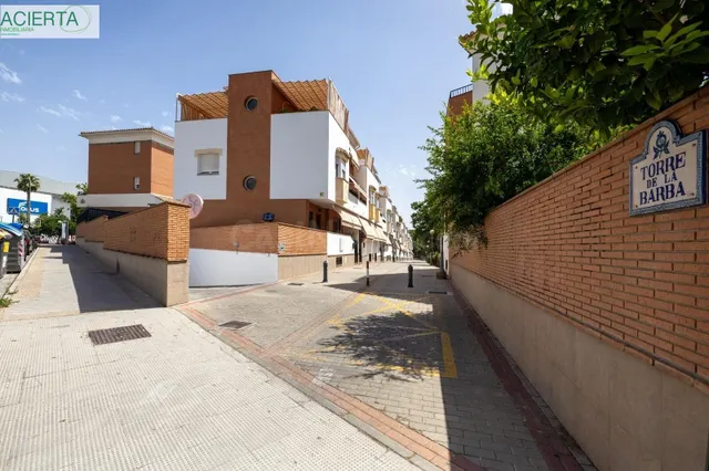 ESPECTACULAR VIVIENDA ADOSADA DE 4 DORMITORIOS CON SÓTANO, TERRAZAS Y PATIO EN GRANADA — 2