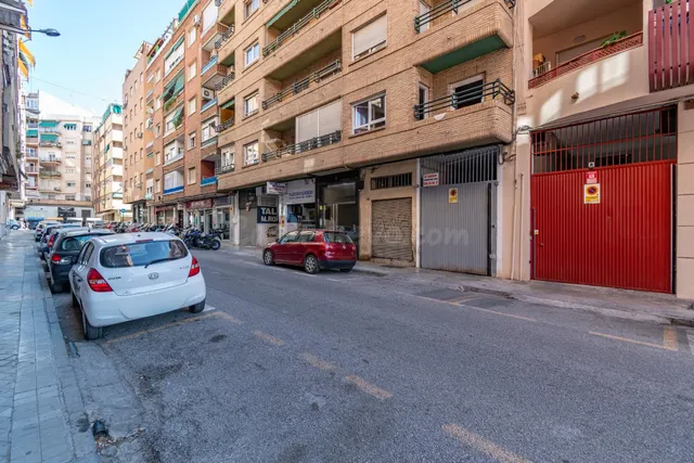 Amplia Plaza de Garaje Cerrada en Ubicación Estratégica — 5
