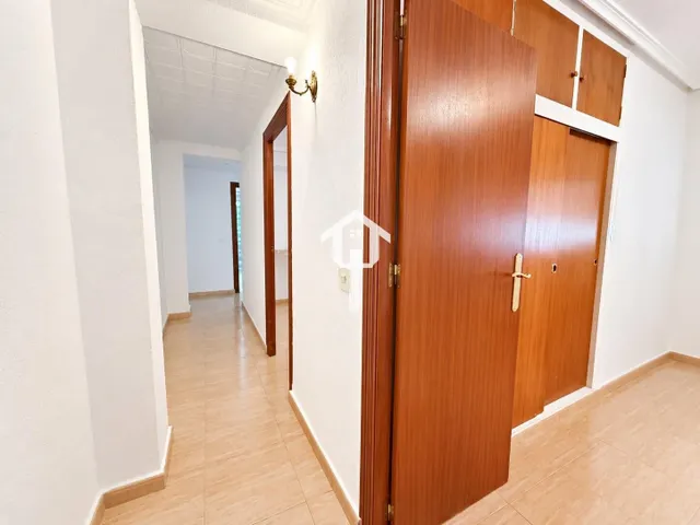 PISO EN VENTA EN ALICANTE. ZONA DE LA FLORIDA. 134m2 CON 4 habitaciones DOBLES, 2 BAÑOS COMPLETOS, TERCERA PLANTA CON ASCNESOR, TERRAZA Y DESPENSA. — 39