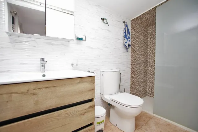 CHALET INDEPENDIENTE CON PISCINA EN LOS ÁNGELES — 37