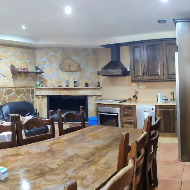 BONITO TRIPLEX EN MACAEL CON 3 DORMITORIOS, 3 CUARTOS DE BAÑ