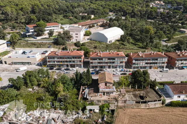 Solar edificable + masia para reformar — 28
