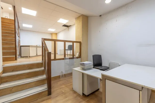 LOCAL COMERCIAL EN CALLE ÁNGEL GANIVET – UBICACIÓN PRIVILEGIADA — 21